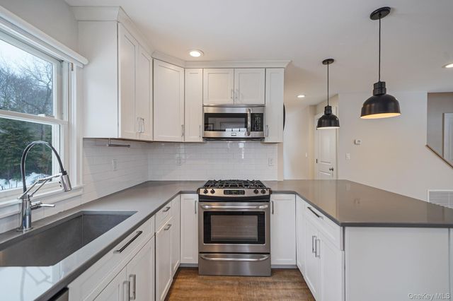 10 Terry Place, Center Moriches, NY 11934