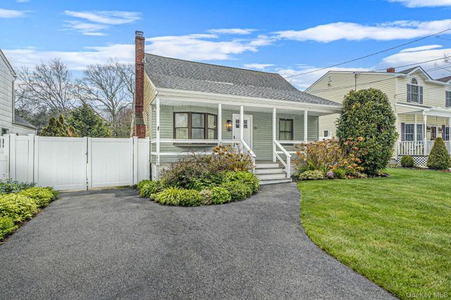 10 Terry Place, Center Moriches, NY 11934