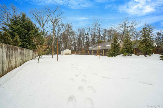 10 Terry Place, Center Moriches, NY 11934