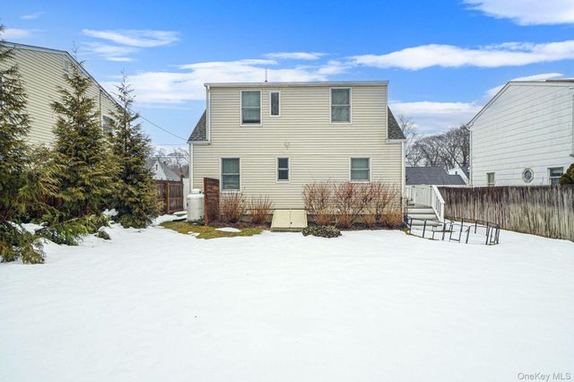 10 Terry Place, Center Moriches, NY 11934