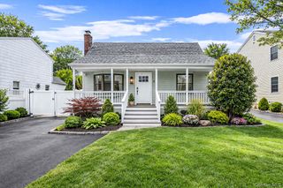 10 Terry Place, Center Moriches, NY 11934