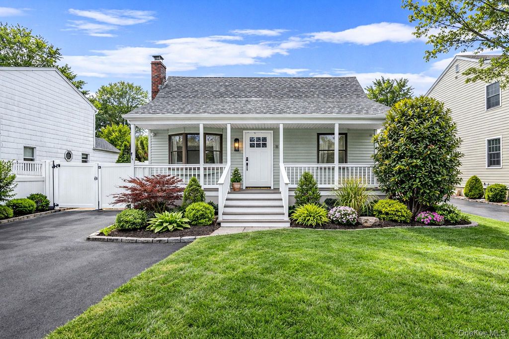 10 Terry Place, Center Moriches, NY 11934