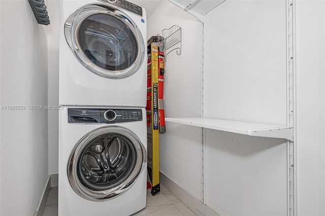 2621 S Parkview Dr, Hallandale Beach, FL 33009