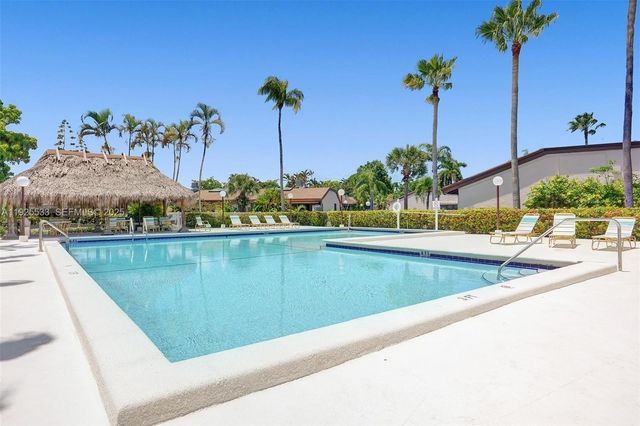 2621 S Parkview Dr, Hallandale Beach, FL 33009