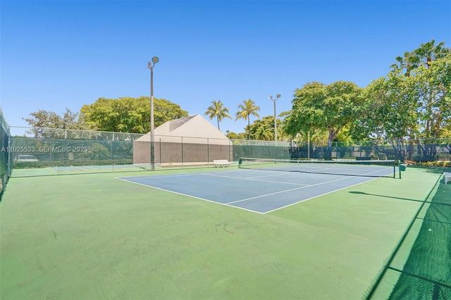 2621 S Parkview Dr, Hallandale Beach, FL 33009