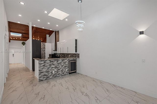 2621 S Parkview Dr, Hallandale Beach, FL 33009