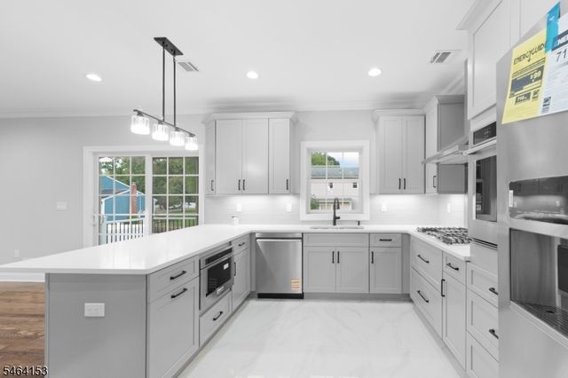 240 Atlantic Dr, Parsippany-troy Hills Twp., NJ 07054