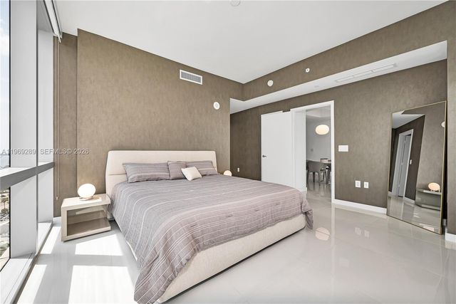 851 NE 1st Ave 1701, Miami, FL 33132