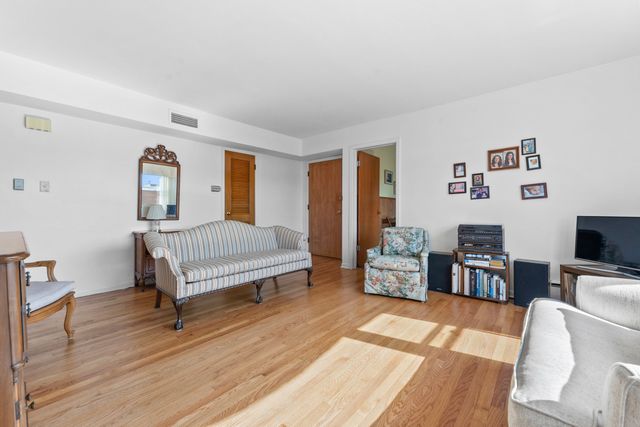 5927 W Addison Street 2D, Chicago, IL 60634