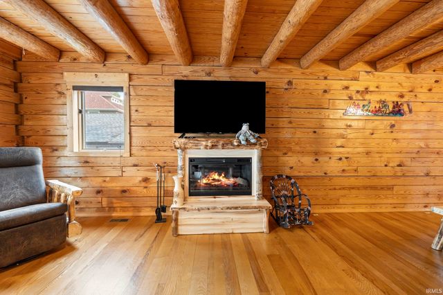 680 Lane 150H Hamilton Lake, Hamilton, IN 46742