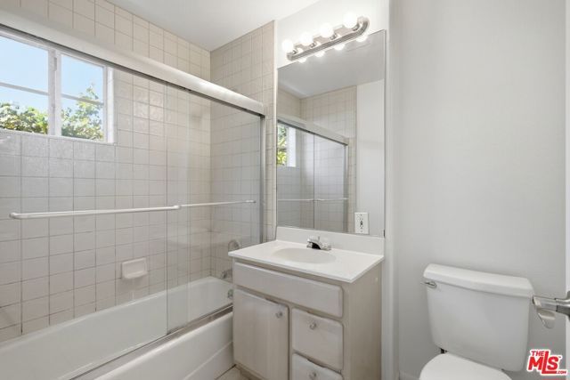 19250 Oxnard Street, Tarzana (los Angeles), CA 91356
