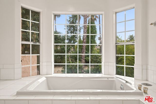 19250 Oxnard Street, Tarzana (los Angeles), CA 91356