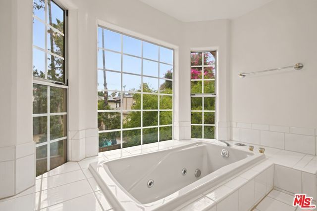 19250 Oxnard Street, Tarzana (los Angeles), CA 91356