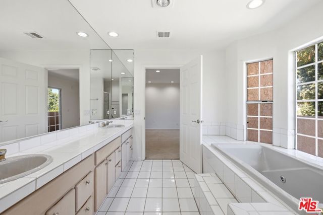 19250 Oxnard Street, Tarzana (los Angeles), CA 91356