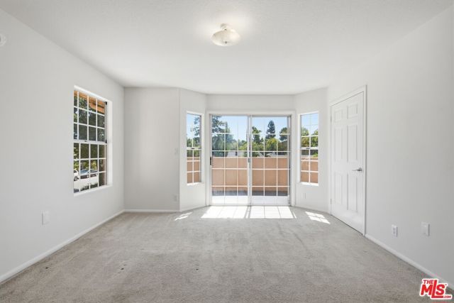 19250 Oxnard Street, Tarzana (los Angeles), CA 91356