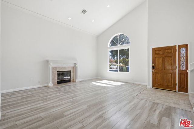 19250 Oxnard Street, Tarzana (los Angeles), CA 91356