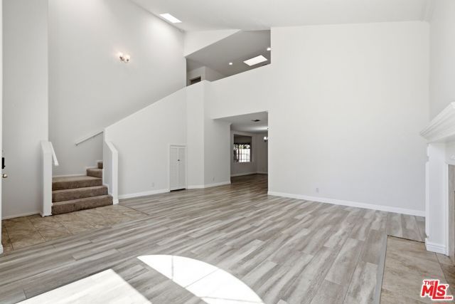 19250 Oxnard Street, Tarzana (los Angeles), CA 91356