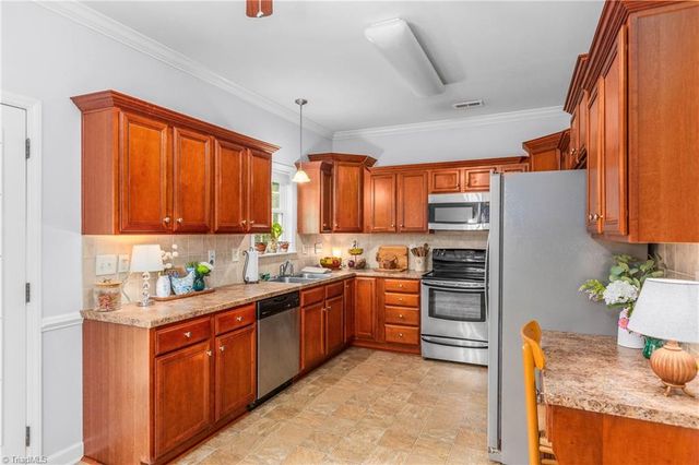 6604 Springfield Village Lane, Clemmons, NC 27012