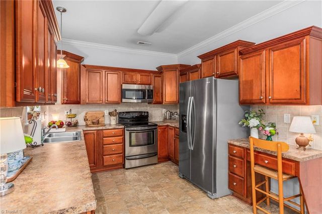 6604 Springfield Village Lane, Clemmons, NC 27012