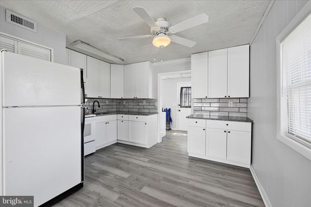 9 HELICOPTER DR, Middle River, MD 21220