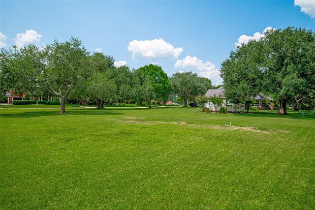 5319 Waterbeck Street, Weston Lakes, TX 77441