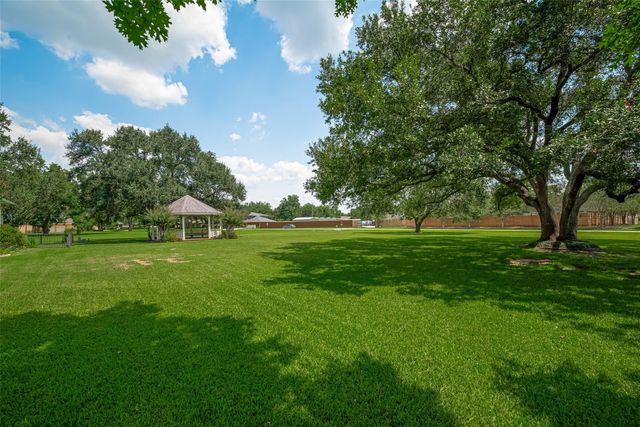 5319 Waterbeck Street, Weston Lakes, TX 77441