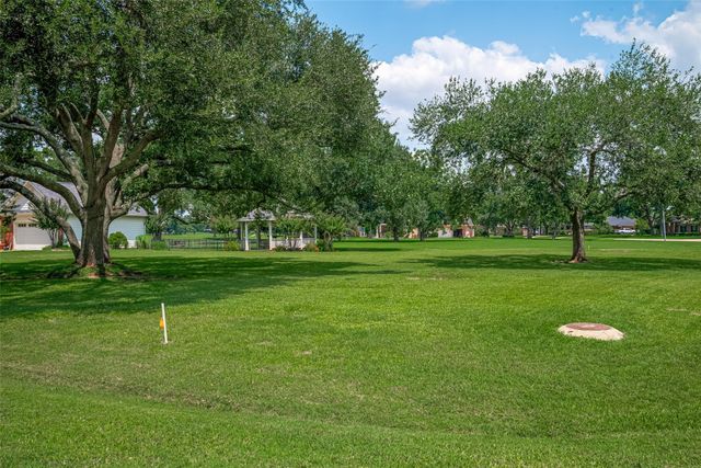 5319 Waterbeck Street, Weston Lakes, TX 77441