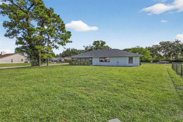 100 Miramar Ave, Royal Palm Beach, FL 33411