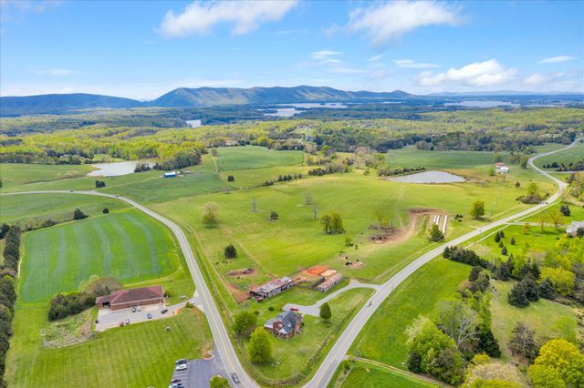 12274 Smith Mountain Lake PKWY, Huddleston, VA 24104