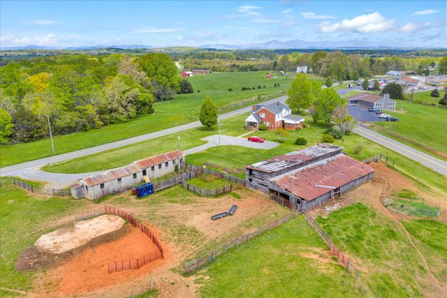 12274 Smith Mountain Lake PKWY, Huddleston, VA 24104