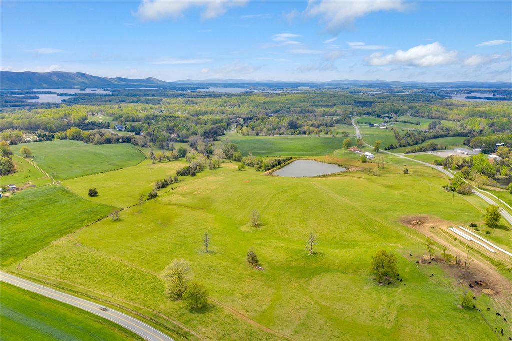 12274 Smith Mountain Lake PKWY, Huddleston, VA 24104