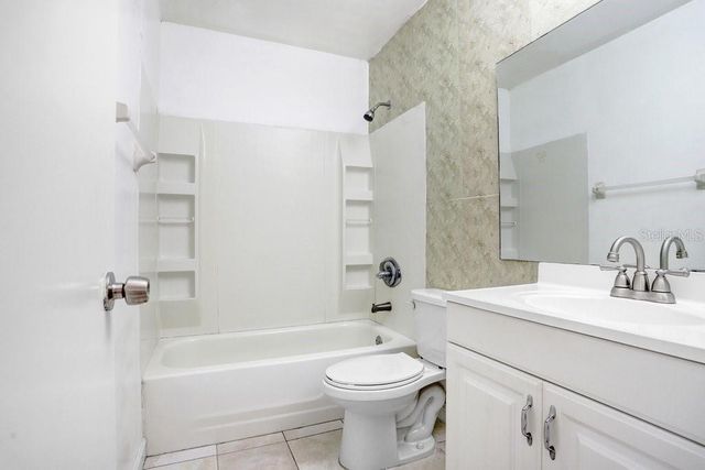 3821 S LAKE DRIVE 223, Tampa, FL 33614