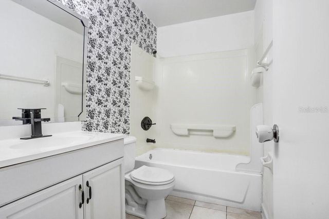 3821 S LAKE DRIVE 223, Tampa, FL 33614