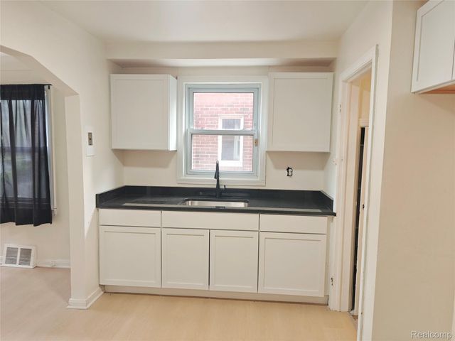 8527 Whitcomb Street, Detroit, MI 48228