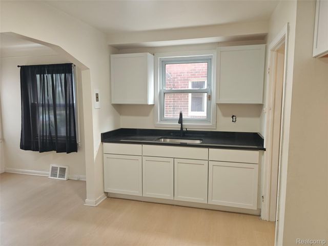 8527 Whitcomb Street, Detroit, MI 48228