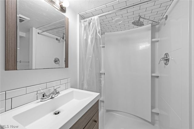 22235 Arbor Cliff Lane, Rocky River, OH 44116