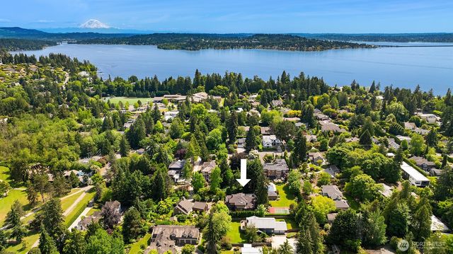 7842 NE 10th Street, Medina, WA 98039