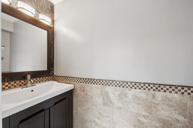 445 Le Parc Circle, Buffalo Grove, IL 60089