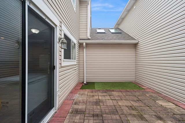 445 Le Parc Circle, Buffalo Grove, IL 60089