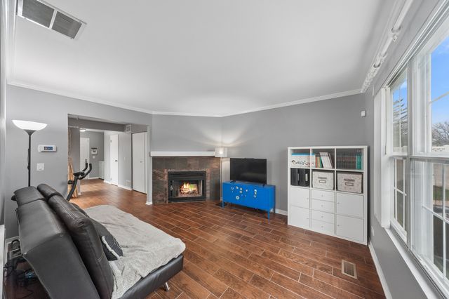 445 Le Parc Circle, Buffalo Grove, IL 60089