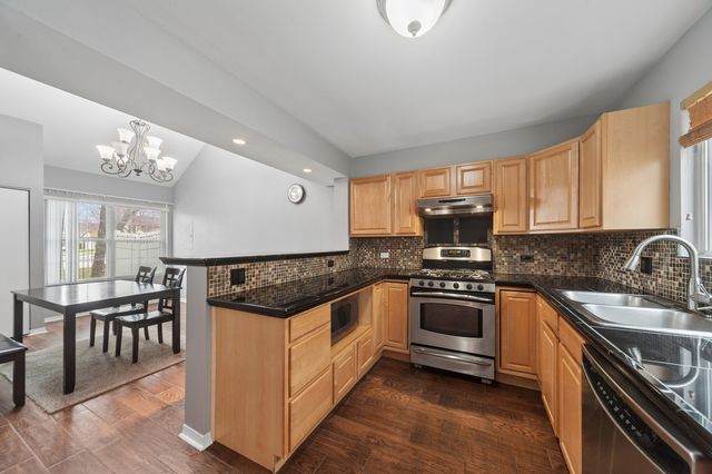 445 Le Parc Circle, Buffalo Grove, IL 60089