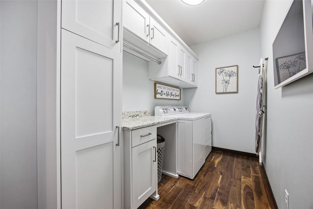 702 Raymond Drive, Solon, IA 52333
