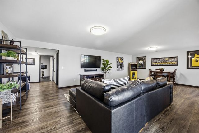 702 Raymond Drive, Solon, IA 52333