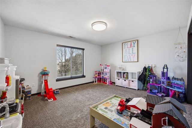 702 Raymond Drive, Solon, IA 52333