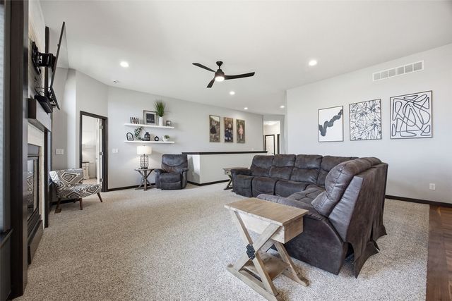 702 Raymond Drive, Solon, IA 52333