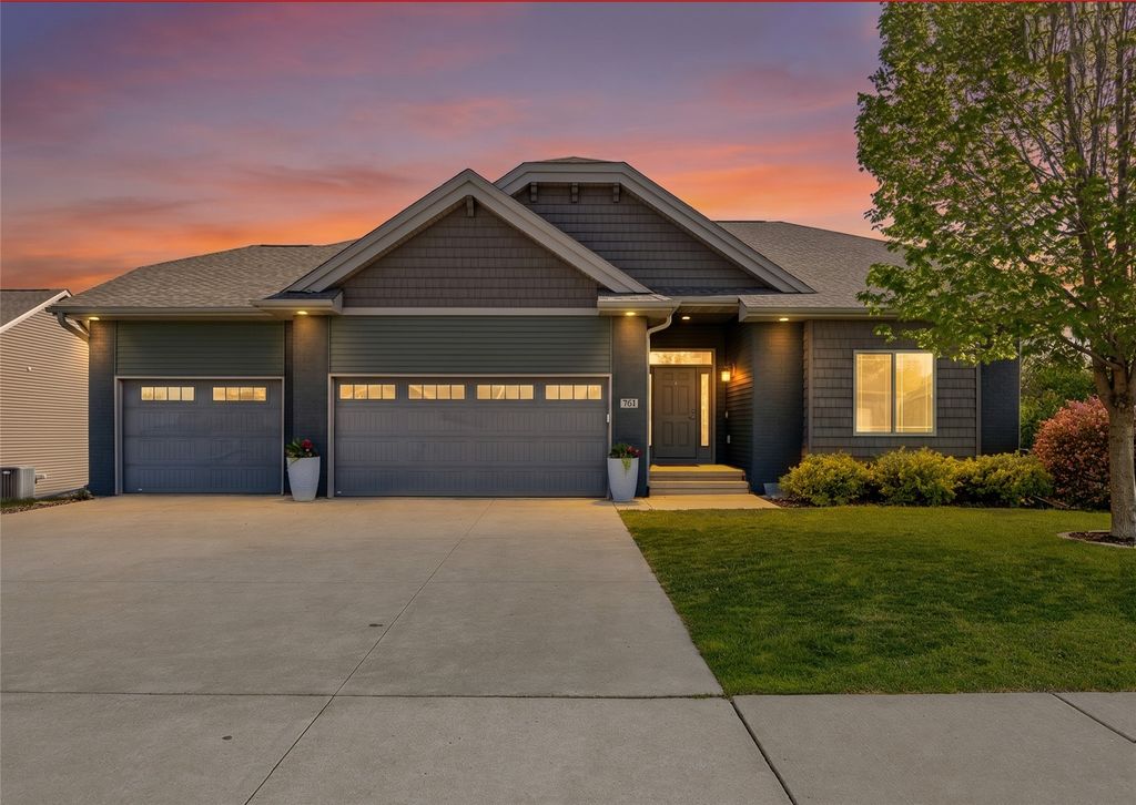 702 Raymond Drive, Solon, IA 52333