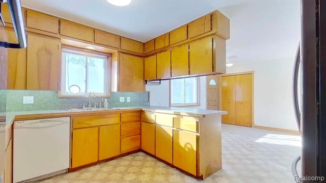 18820 Dexter Trail, Gregory, MI 48137