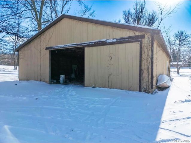 18820 Dexter Trail, Gregory, MI 48137