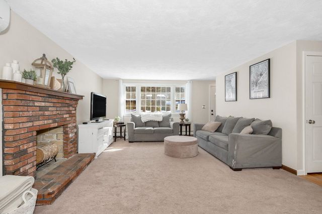 14 Londonderry Road, Windham, NH 03087