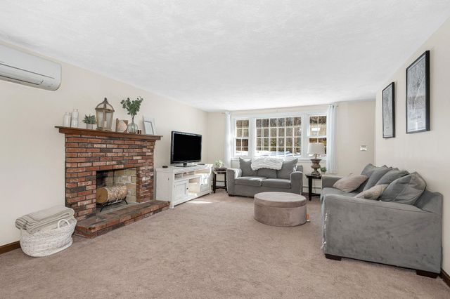 14 Londonderry Road, Windham, NH 03087